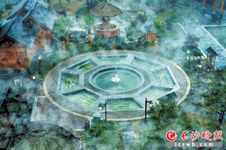 　　灰汤温泉瑜伽。 乔育平 摄