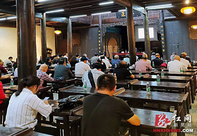 9月6日,北京大学深圳研究生院执行院长于长江来我县作民族文化讲座,侗学研究会全体会员参加1.png 9月6日,北京大学深圳研究生院执行院长于长江来我县作民族文化讲座,侗学研究会全体会员参加1.png