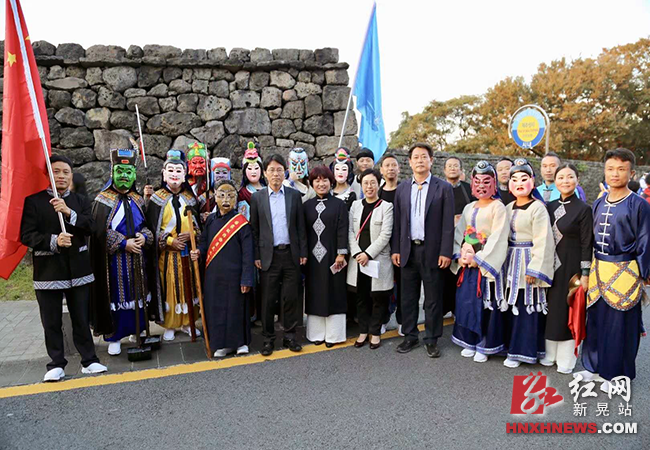 在韩国准备街上巡演是和主办方主要领导合影.png 在韩国准备街上巡演是和主办方主要领导合影.png