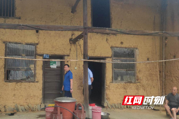 安化县危改办工作人员逐户对农户住房进行全覆盖危房鉴定排查。.jpg
