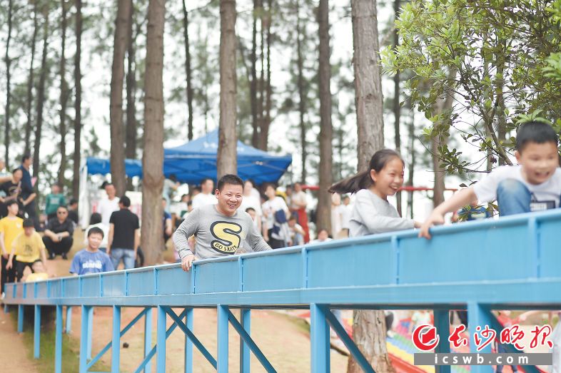 　　→游客在浏阳感受游玩的快乐。