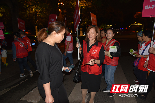 向路人分发无偿献血知识宣传折页 (2).jpg 向路人分发无偿献血知识宣传折页 (2).jpg