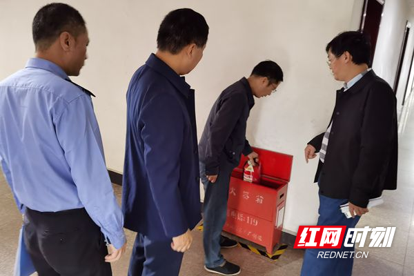 检查消防器材配备情况_副本.jpg