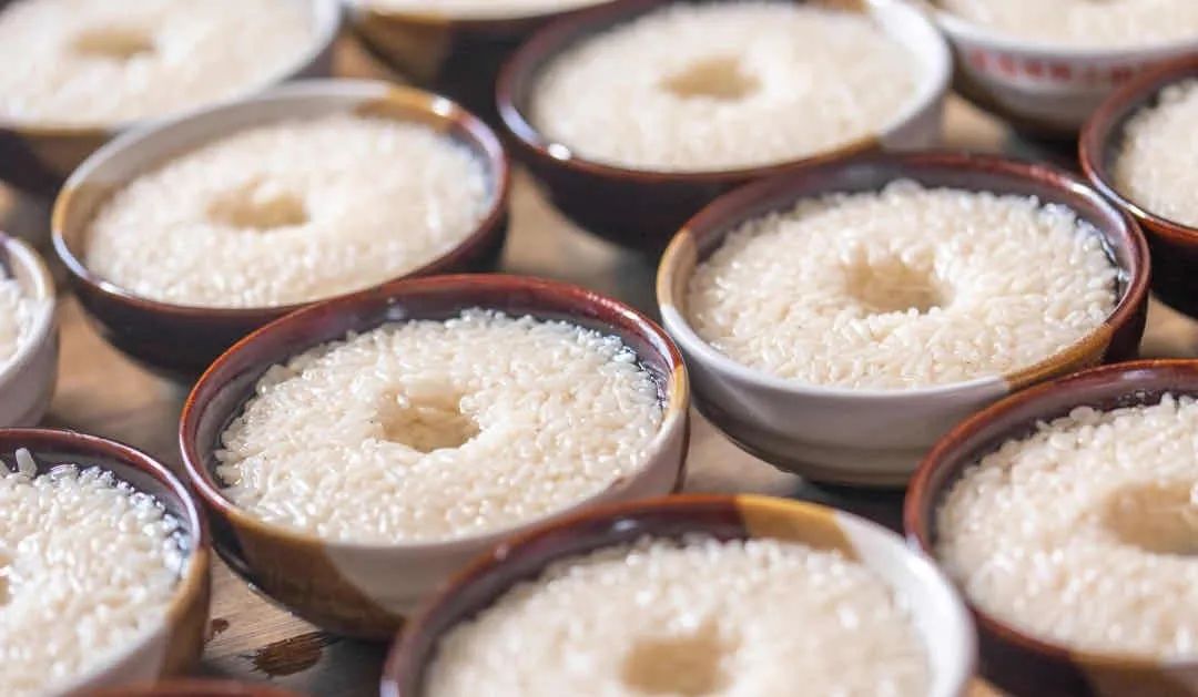 据介绍,郭福娭毑小钵子甜酒的酒曲制作是相当讲究的:要在中秋节前后