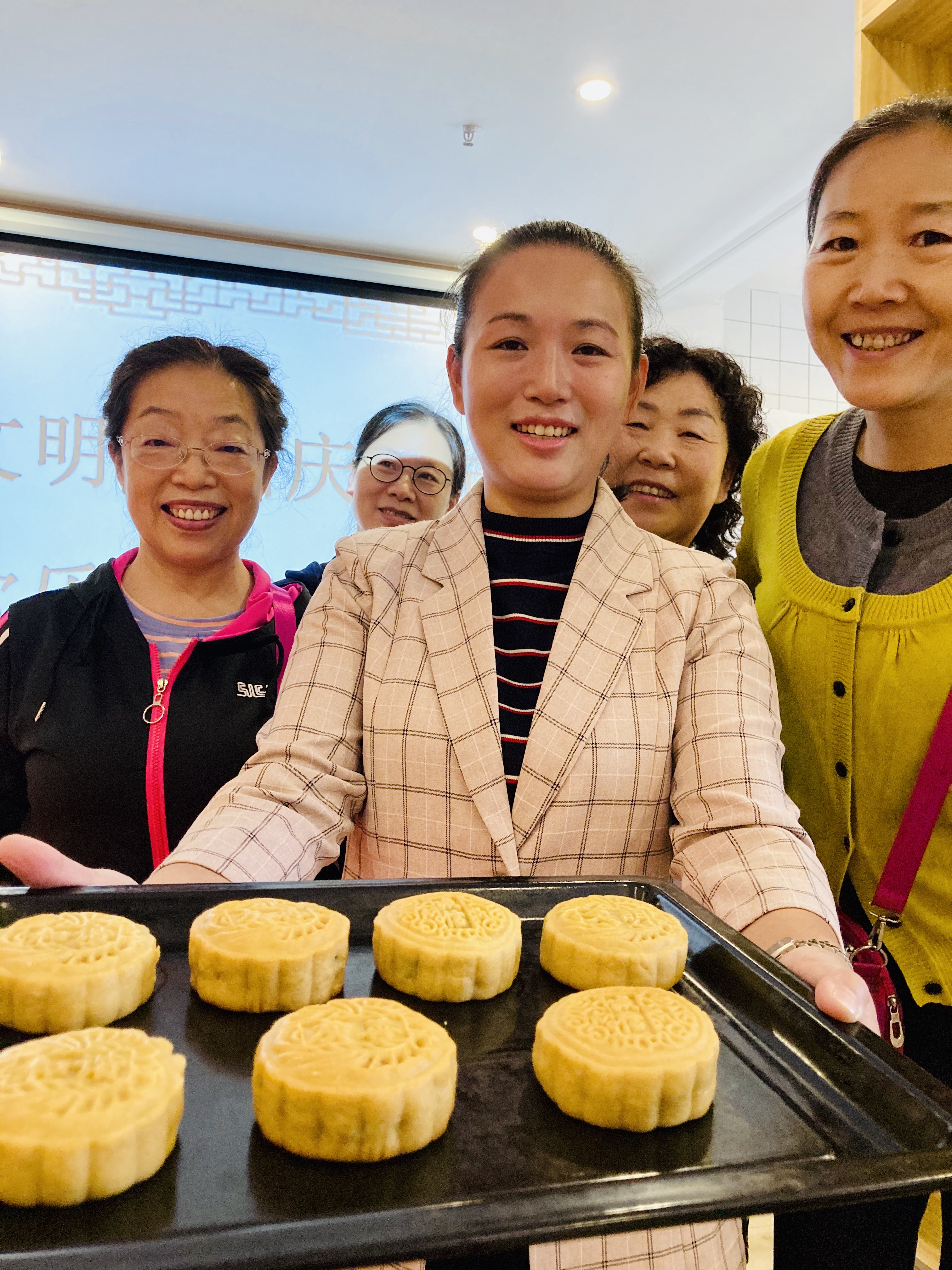 DIY“美德月饼”，重温社会主义核心价值观。 全媒体记者 李卓 摄