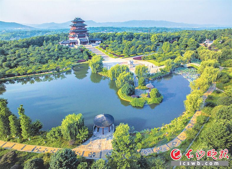 　　宁乡是一片红色热土，走出了一批无产阶级革命家。图为花明楼少奇故里。　　资料图片