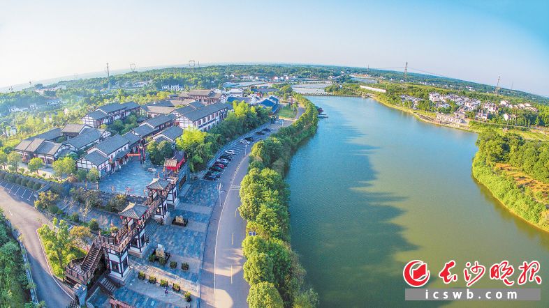 　　关山景区。 余戈 摄