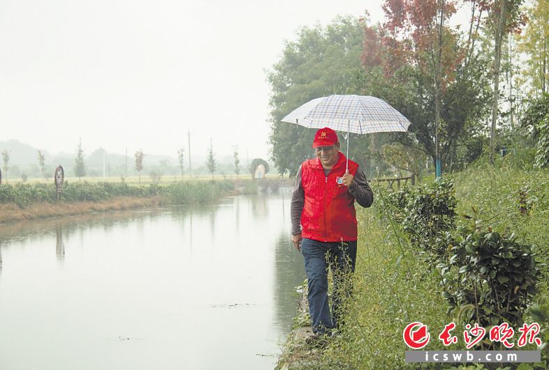 　　江背镇五福村第六支部书记陈庚壬正在巡河。