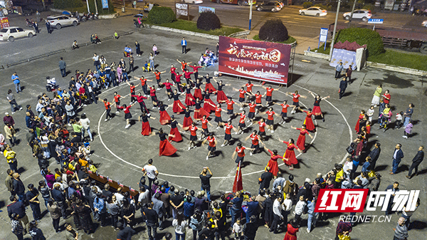 组图：庆双节，冷水江市俩塘社区举行广场舞表演倡导全民健身