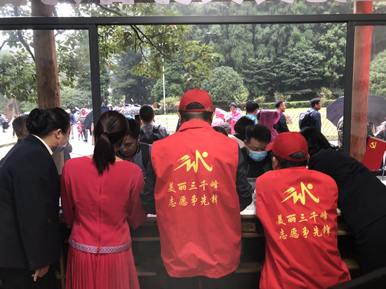 咨詢臺紅馬甲服務.jpg