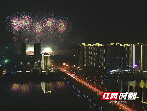 璀璨烟花秀为祖国送祝福 浏阳河畔上演世界级焰火对决