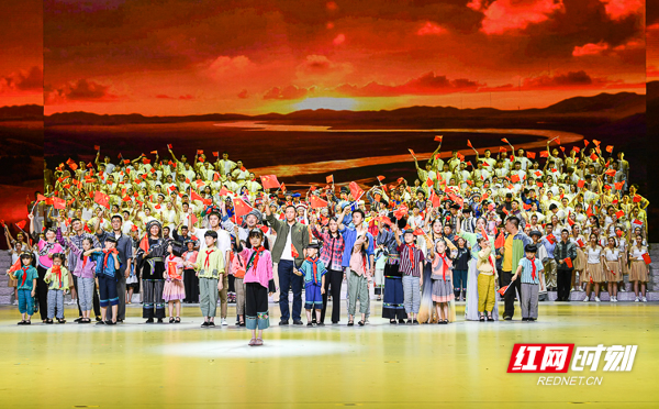 组图丨《大地颂歌》200名演员长沙梅溪湖快闪歌唱《我的祖国》