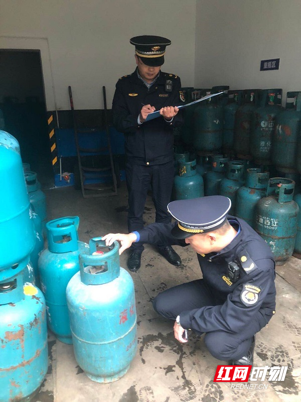 对中燃百江燃气站点内消防器材是否合格、是否销售过期钢瓶情况进行检查。1.jpg
