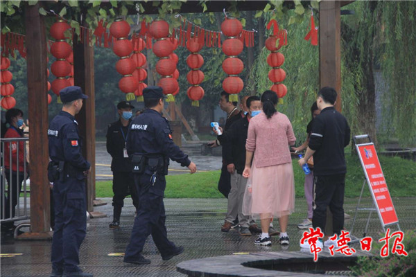 柔性执法引导文明旅游 桃花源旅游警察首度亮相成风景