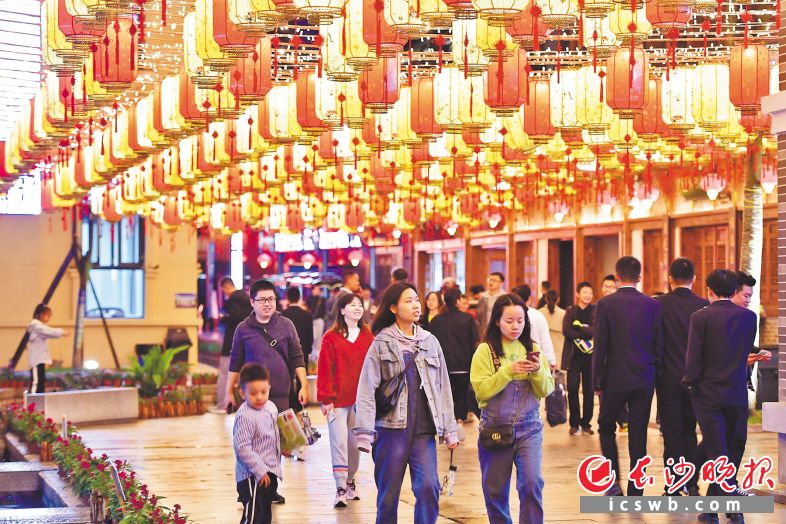 　　洋湖水街处处张灯结彩，喜气洋洋。　　长沙晚报全媒体记者 王志伟 摄