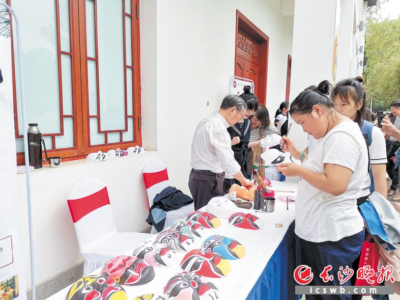 　　市民体验脸谱绘制。长沙晚报全媒体记者 黄能 摄