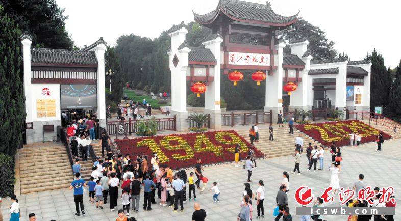 　　花明楼景区长假期间游客数量大幅增加。　　长沙晚报全媒体记者 邹麟 摄