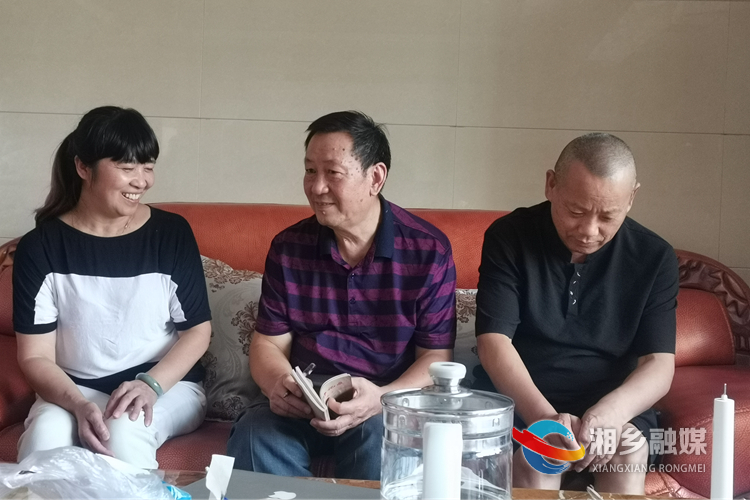 谭泽政走访小区业主。.jpg 谭泽政走访小区业主。.jpg