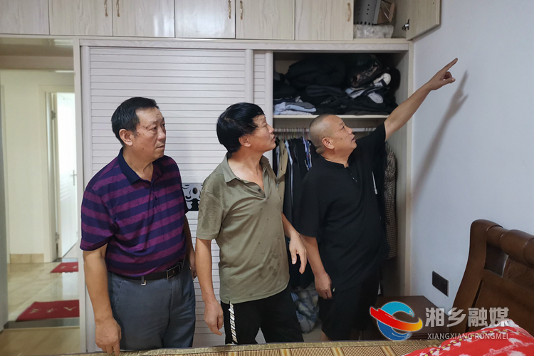 谭泽政来到李雨良家回访了解墙面漏水维修情况。.jpg 谭泽政来到李雨良家回访了解墙面漏水维修情况。.jpg