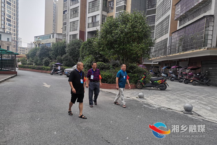 谭泽政在小区内巡逻。.jpg 谭泽政在小区内巡逻。.jpg
