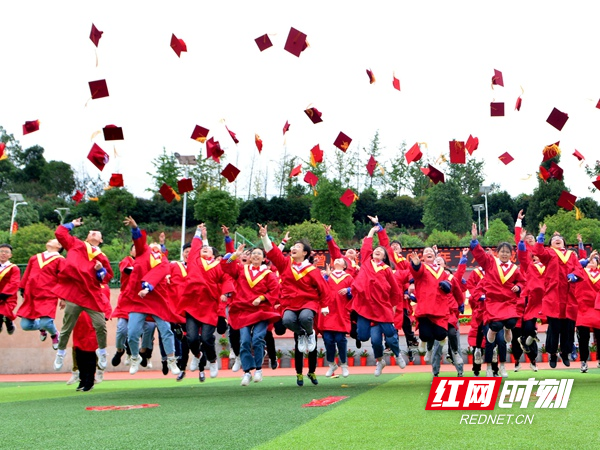 10月7日，双峰县曾国藩学校的学生们在成人礼上把“成人帽”抛向空中，庆祝成年。.jpg