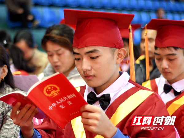 10月7日，双峰县曾国藩学校，学生在阅读校长赠送的《中华人民共和国宪法》书籍。.jpg