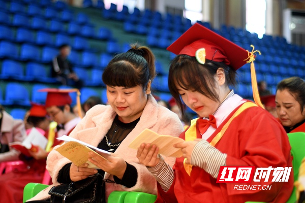 10月7日，双峰县曾国藩学校，家长与学生一起阅读互赠的家书。.jpg