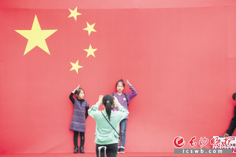 　　↑在黄兴广场，“我与国旗的合影”吸引了不少游客打卡留念。