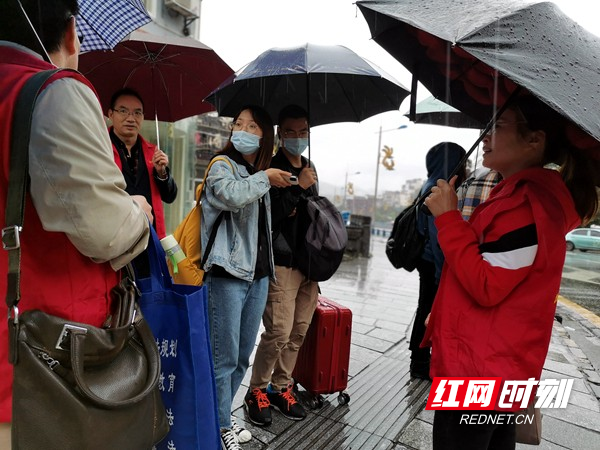 志愿者为游客指引乘车路线。.jpg 志愿者为游客指引乘车路线。.jpg
