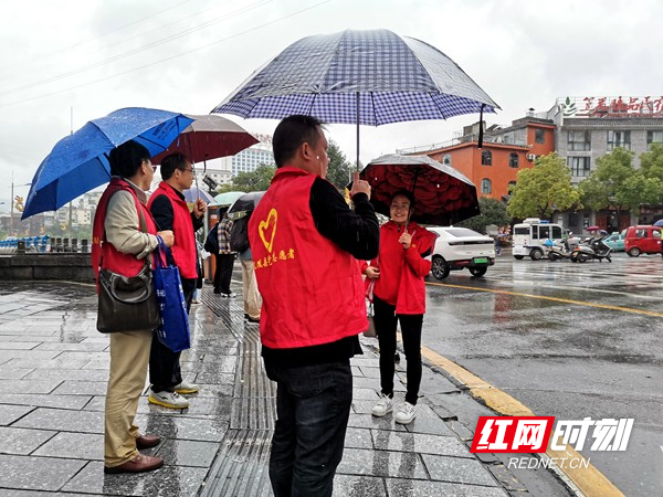 志愿者在路口执勤。.jpg 志愿者在路口执勤。.jpg