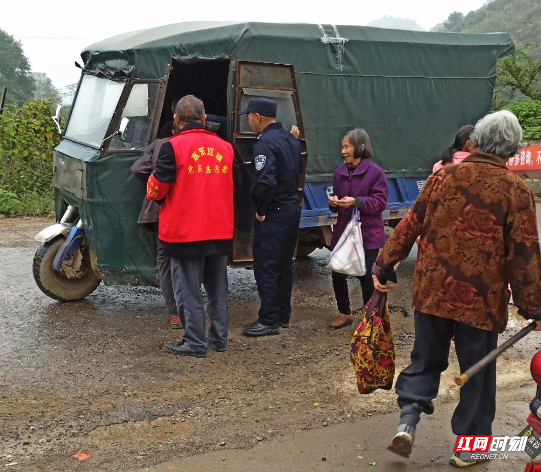 同時,該所進一步落實便民服務舉措,在轄區龍公橋等地段設置二代身份證