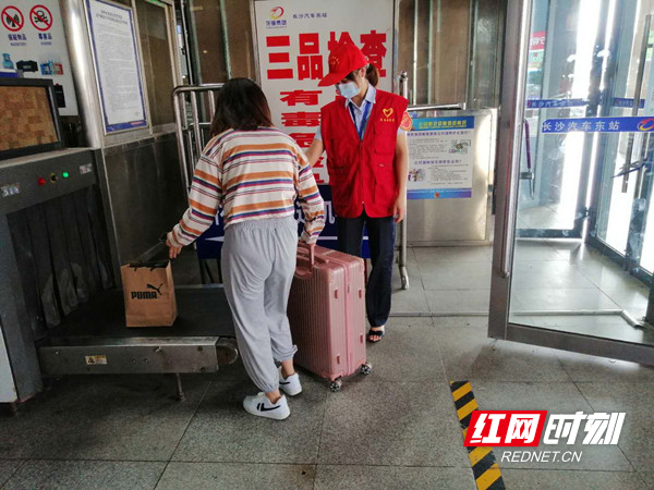 东站社区“红色斑马线”志愿者引导车站旅客文明出行.jpg