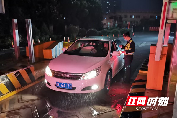 京港澳高速郴州收费站工作人员为司朋友提供出行指南_副本.jpg