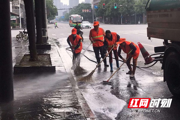 环卫工人们正在冲洗街道。.jpg