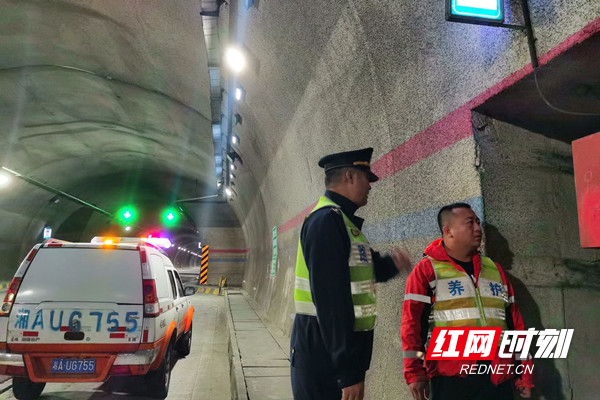 路政队员在厦蓉高速郴州段对隧道消防进行安全检查_副本.jpg
