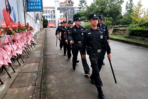 特巡警在小区巡逻。.jpg 特巡警在小区巡逻。.jpg