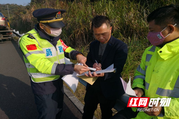 路政队员为司乘朋友发放车辆救援服务监督卡_副本.jpg
