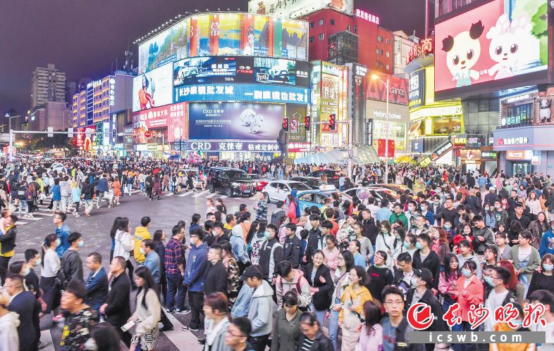 →10月3日晚，游客有序通过黄兴路人行横道线，来到五一商圈感受长沙丰富多彩的夜生活。