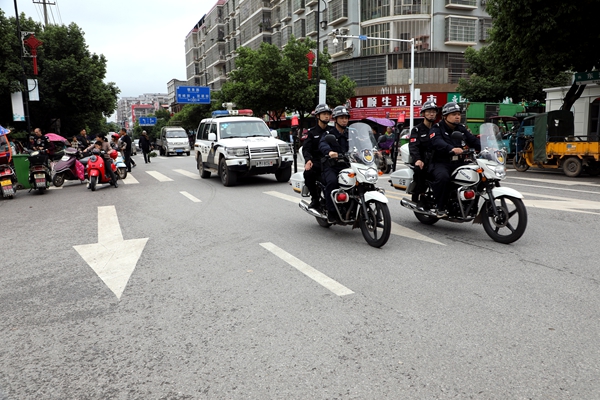 特巡警在主要道路巡逻。.jpg 特巡警在主要道路巡逻。.jpg