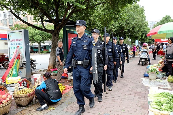 特巡警在菜市场巡逻。.jpg 特巡警在菜市场巡逻。.jpg