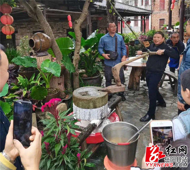 游客在张谷英体验磨豆腐.jpg