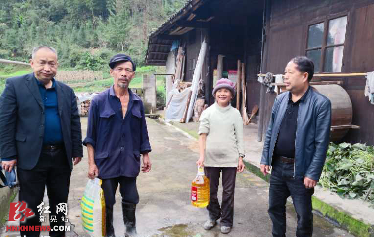 县职业中专一行深入黄雷村走访慰问困难群众.png