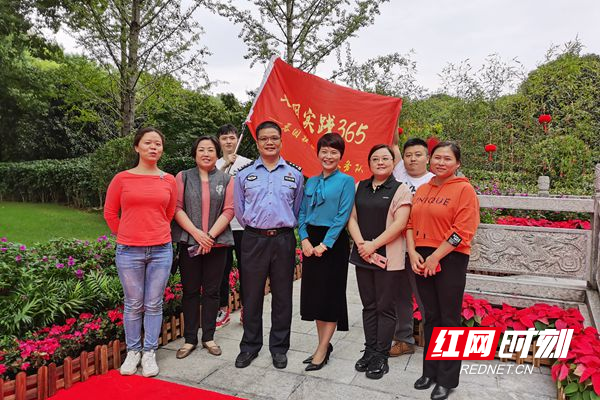 社区新时代文明实践站志愿者在升旗台前合影。_副本.jpg