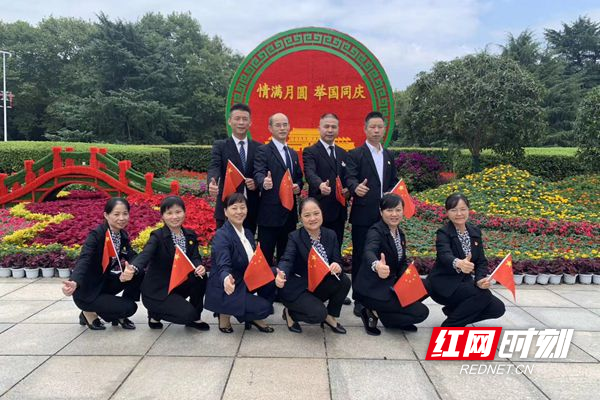 华夏大酒店组织员工同唱爱国歌。_副本.jpg