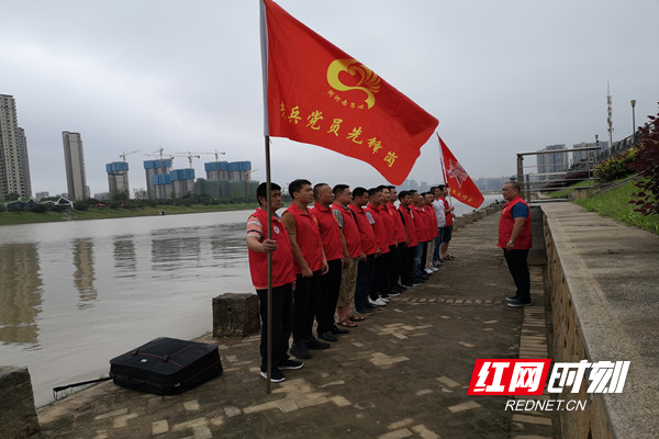 老兵党员先锋岗整队巡河保一方安澜.jpg