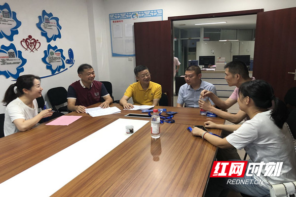 东屯渡街道党工委书记聂海宗进社区指导人口普查工作.jpg
