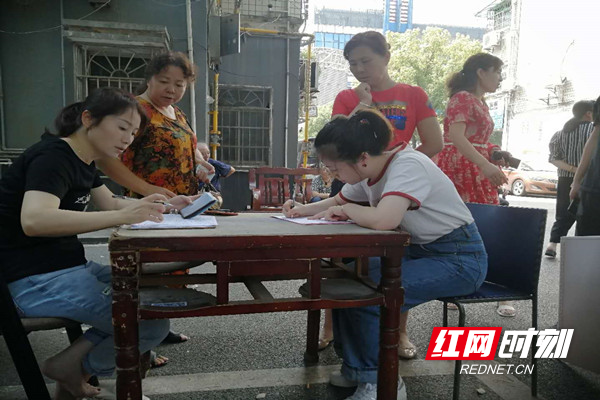 普查人员在社区全面摸排登记人口信息.jpg