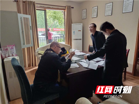 大庸桥街道专职副书记罗钦锋(左一)进行分阶段考核培训.jpg 大庸桥街道专职副书记罗钦锋(左一)进行分阶段考核培训.jpg