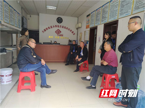 “人普”分阶段考核会议,大庸桥专职副书记罗钦锋(左一)、月亮岛社区总支书记覃万国(右二).jpg “人普”分阶段考核会议,大庸桥专职副书记罗钦锋(左一)、月亮岛社区总支书记覃万国(右二).jpg