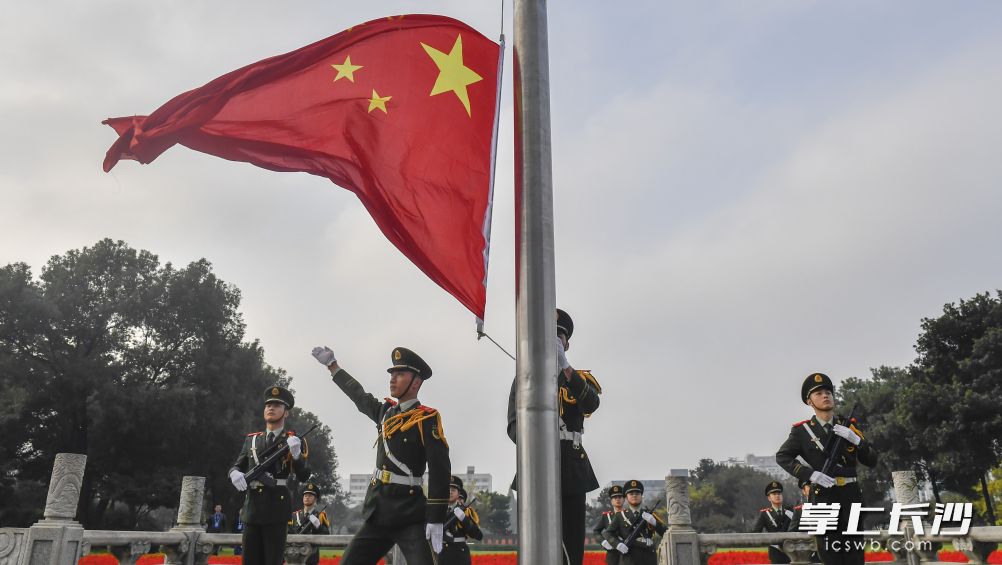 今日是国庆长假后上班首日。上午8时，长沙市直机关举行庄严的升国旗仪式，庆祝新中国成立71周年。长沙晚报记者 余劭劼 摄